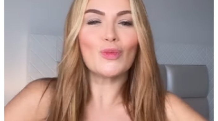 Sara Uribe mostrando los senos