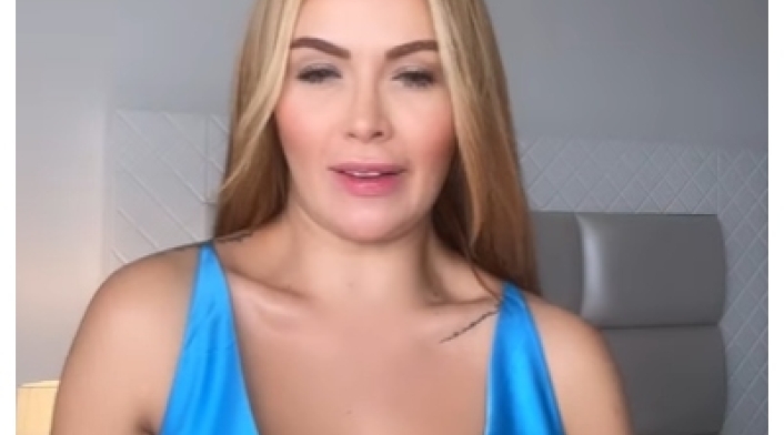 Sara Uribe mostrando los senos