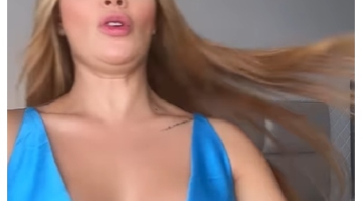 Sara Uribe mostrando los senos