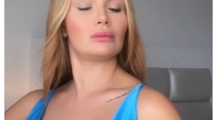 Sara Uribe mostrando los senos