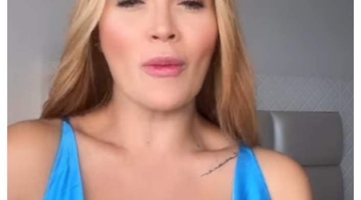 Sara Uribe mostrando los senos