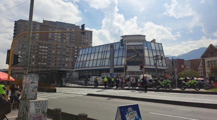 Cierran concurrida estación de Transmilenio por paquete sospechoso Cierran concurrida estación de Transmilenio por paquete sospechoso