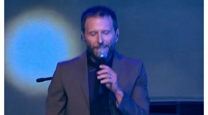 A Noel Schajris no le funcionó el piano y cantó a capela en Miss Universe Colombia