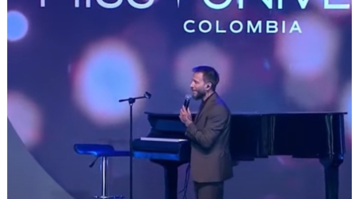 A Noel Schajris no le funcionó el piano y cantó a capela en Miss Universe Colombia