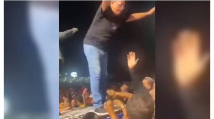 Alcalde demasiado emocionado se lanzó desde tarima, pero el público no lo cargó