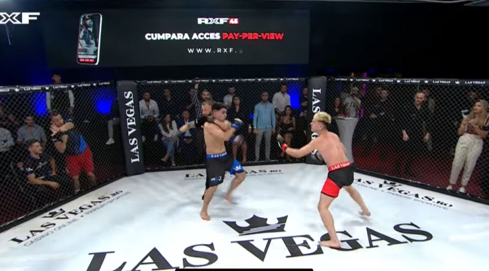 Árbitro de artes marciales mixtas derriba a peleador que no aceptó la derrota Árbitro de artes marciales mixtas derriba a peleador que no aceptó la derrota