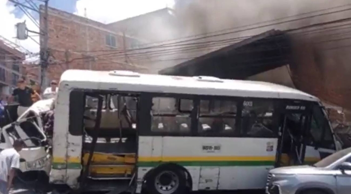 Bus alimentador chocó con una casa en Bello Bus alimentador chocó con una casa en Bello