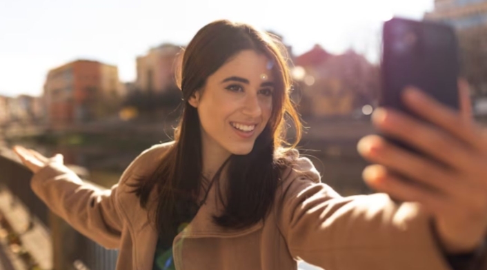 La calle más instagrameable de Instagram Imagen de referencia- mujer tomándose fotos