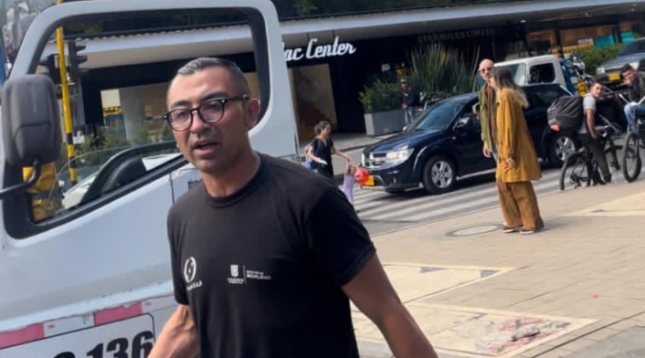 Conductor de camión de la Alcaldía de Bogotá agredió con un palo a pareja con bebé Conductor de camión de la Alcaldía de Bogotá agredió con un palo a pareja con bebé