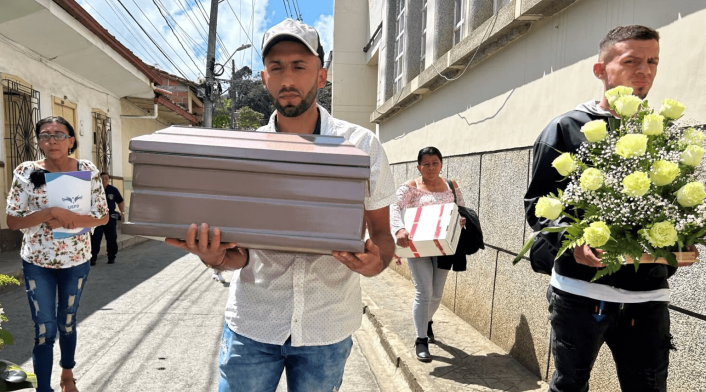 En la imagen, el hijo de Gildardo llevando los restos de su padre a la iglesia. Foto: UBPD.