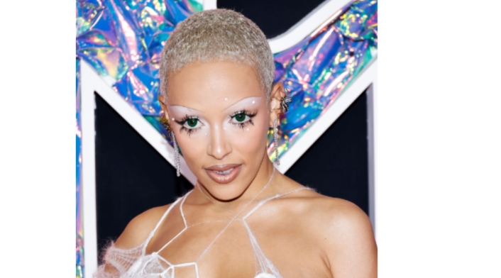 Doja Cat en la alfombra rosa de los MTV Awards 2023 con sensual video Doja Cat en la alfombra rosa de los MTV Awards 2023