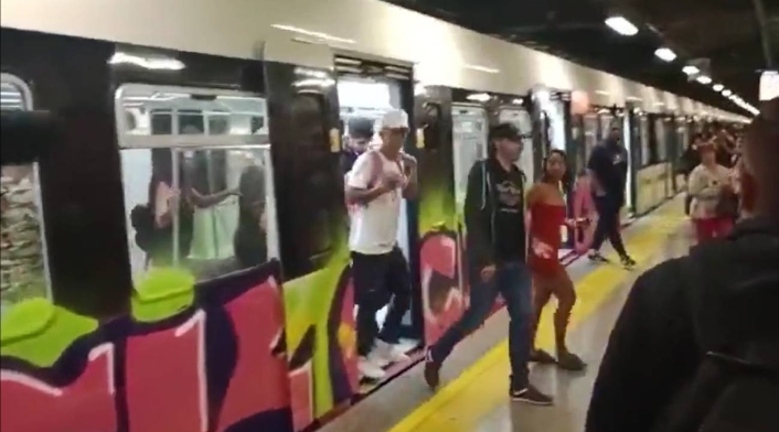 Evacúan a usuarios del Metro de Medellín por grafiteros que pintaron un vagón Evacúan a usuarios del Metro de Medellín por grafiteros que pintaron un vagón
