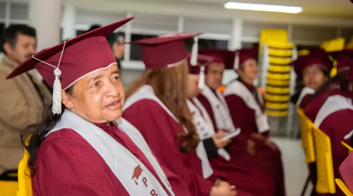 La historia de la mujer que se graduó del colegio a los 60 años con su hijo