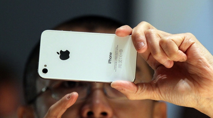iPhone: cómo impedir que inactiven su celular si se lo roban hombre usando celular iPhone