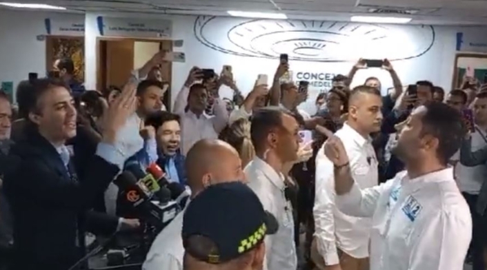 "Me voy para no pegarle HP", Daniel Quintero a candidato
