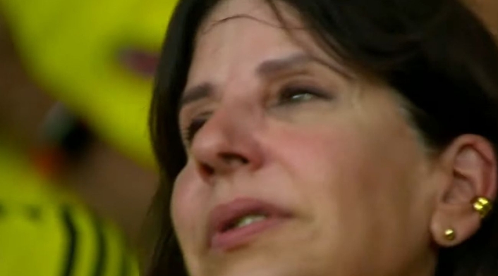 Mujer lloró cuando sonó el himno de Venezuela