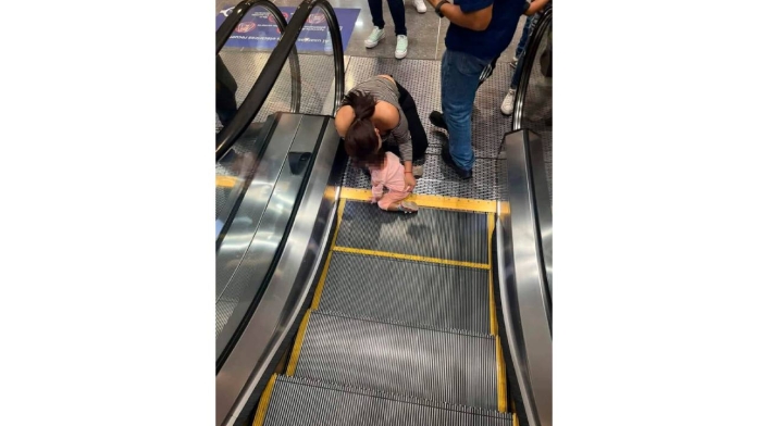 Niña sufre accidente en escaleras eléctricas de centro comercial Niña sufre accidente en escaleras eléctricas de centro comercial