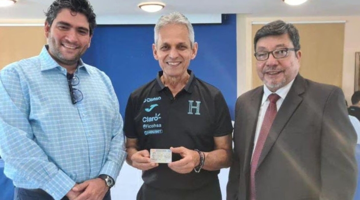 Reinaldo Rueda con su DNI de Honduras