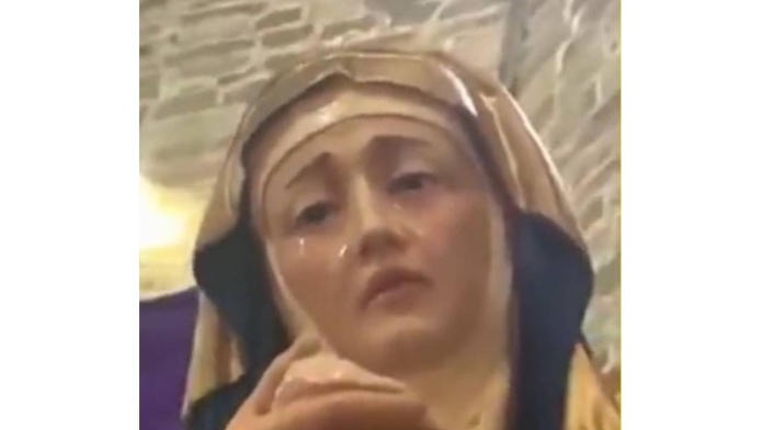 Video muestra estatua de la Virgen María llorando durante una misa en México Video muestra estatua de la Virgen María llorando durante una misa en México