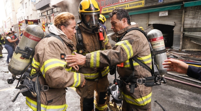 Los bomberos trabajan para controlar la emergencia