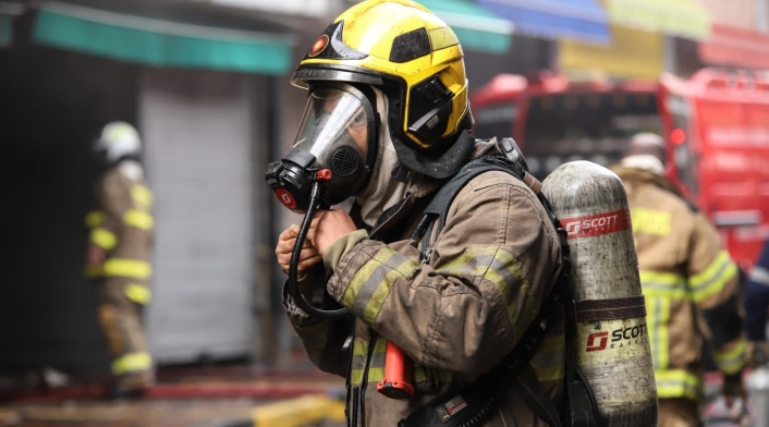 Los bomberos trabajan para controlar la emergencia
