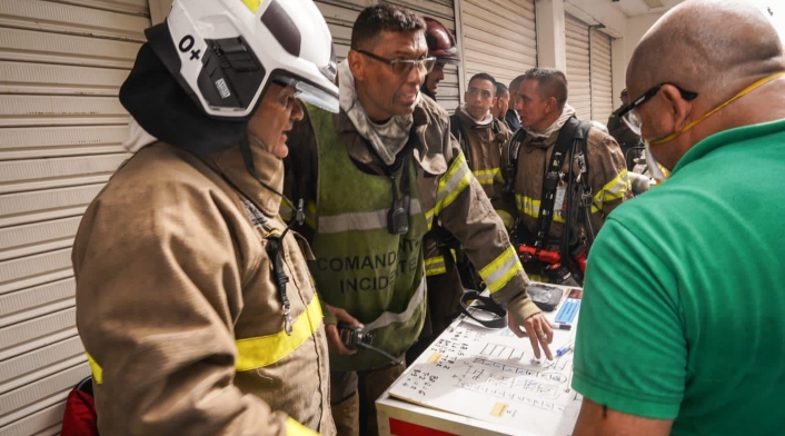 Más de 40 bomberos trabajan para controlar la situación