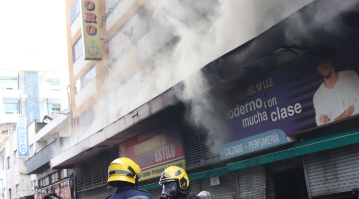 Incendio consumió varios locales comerciales