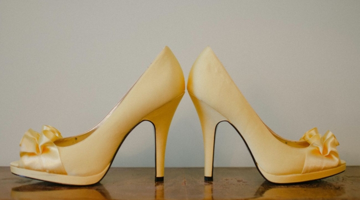 Zapatos en la mesa- tips para buena suerte en la casa