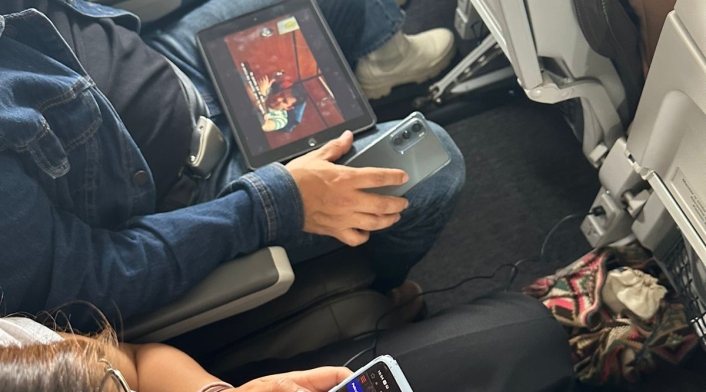 Pasajeros de Latam usando el servicio gratuito de internet