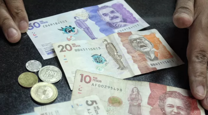 Monedas y Billetes / Monedas / Billetes / Pesos colombianos / Dinero / Plata / Peso Colombiano / Pesos