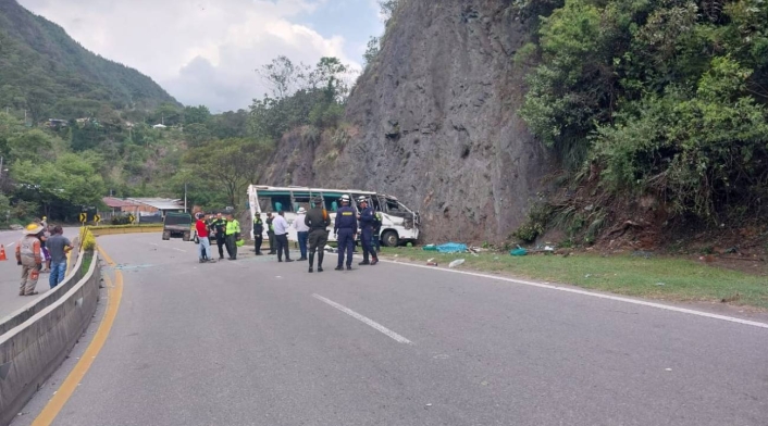 Accidente de bus en la vía Bogotá - La Vega Accidente de bus en la vía Bogotá - La Vega