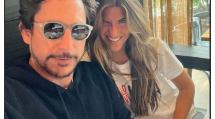 Alejandro Riaño y su novia