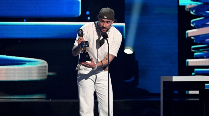 Bad Bunny y sus pantalones en los Billboard Bad Bunny y sus pantalones en los Billboard