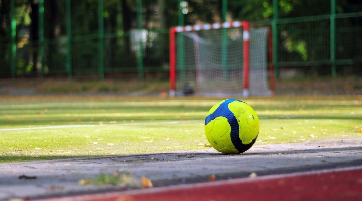 Joven resultó muerto luego de ir detrás de un balón de fútbol Joven resultó muerto luego de ir detrás de un balón de fútbol