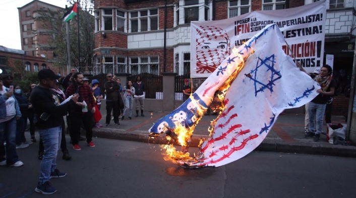 Queman banderas de Israel y Estados Unidos Queman banderas de Israel y Estados Unidos