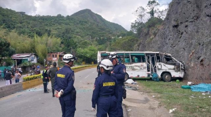Bus intermunicipal chocó de manera aparatosa en vía Bogotá - La Vega