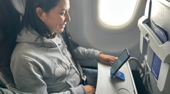 Pasajeros disfrutando de wifi gratis Latam