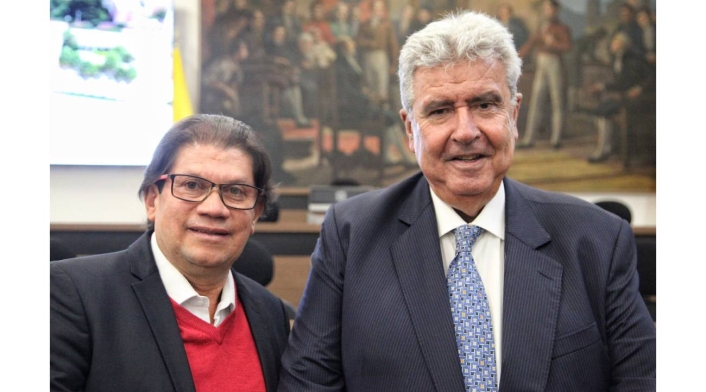 Fernando Molina, presidente de RCN Radio, condecorado por el Concejo de Bogotá.