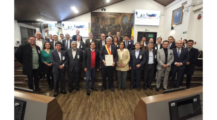 Fernando Molina, presidente de RCN Radio, condecorado por el Concejo de Bogotá.