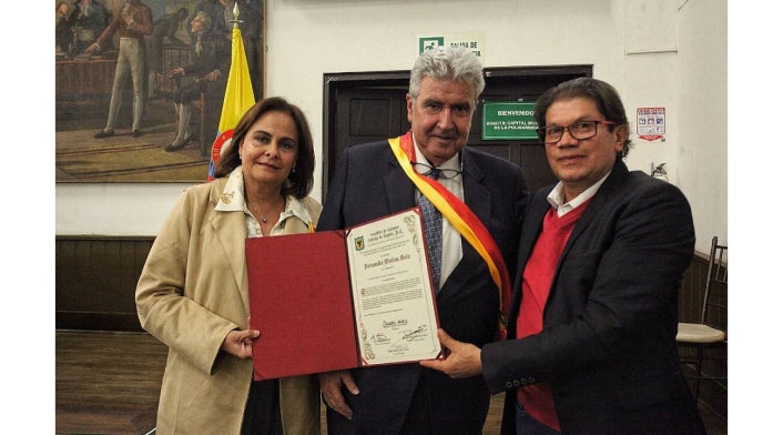 Fernando Molina, presidente de RCN Radio, condecorado por el Concejo de Bogotá.