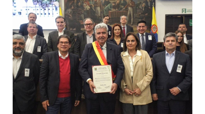 Fernando Molina, presidente de RCN Radio, condecorado por el Concejo de Bogotá.