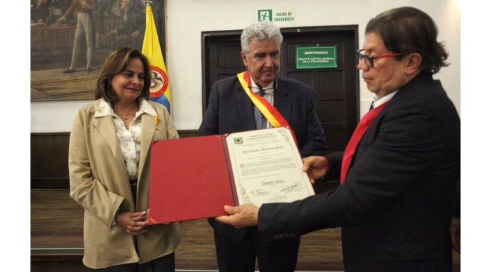 Fernando Molina, presidente de RCN Radio, condecorado por el Concejo de Bogotá.