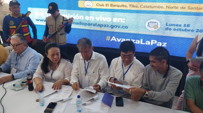 Firma del decreto de cese al fuego bilateral entre Gobierno y Disidencias Farc