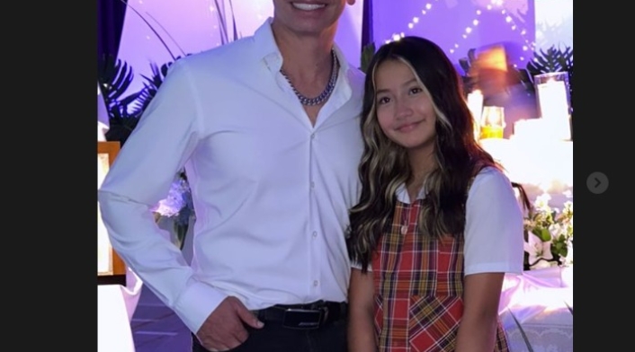 Jhonny Rivera y su nieta Hellen