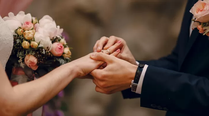 Periodista canceló su boda porque su novio era un estafador de Tinder Imagen de referencia a una boda
