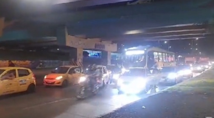Taxistas bloquean avenida 26 Taxistas bloquean avenida 26