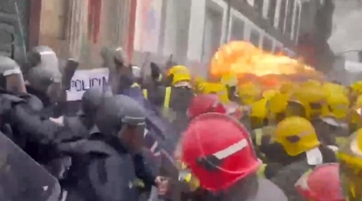 Pelea de bomberos y policía en España Pelea de bomberos y policía en España