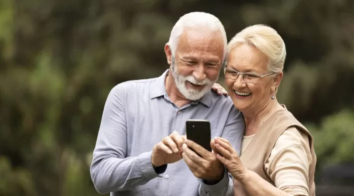 Personas de la tercera edad utilizando un celular