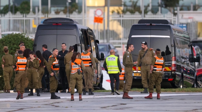 Las fuerzas de seguridad israelíes llegada de rehenes liberados en Gaza.