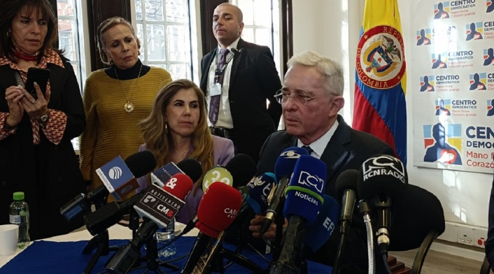 Expresidente Álvaro Uribe responde a preguntas, después de comparecer ante Fiscalía.